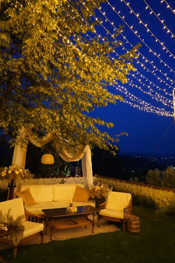 Dekorativne lampice za vanjsku terasu ugostiteljskog prostora stvaraju toplu i romantičnu atmosferu na otvorenom.