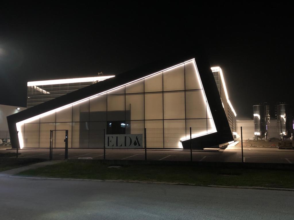 LED linijska rasvjeta na arhitektonskom objektu naglašava volumen građevine, linije fasade i prepoznatljiv karakter prostora.
